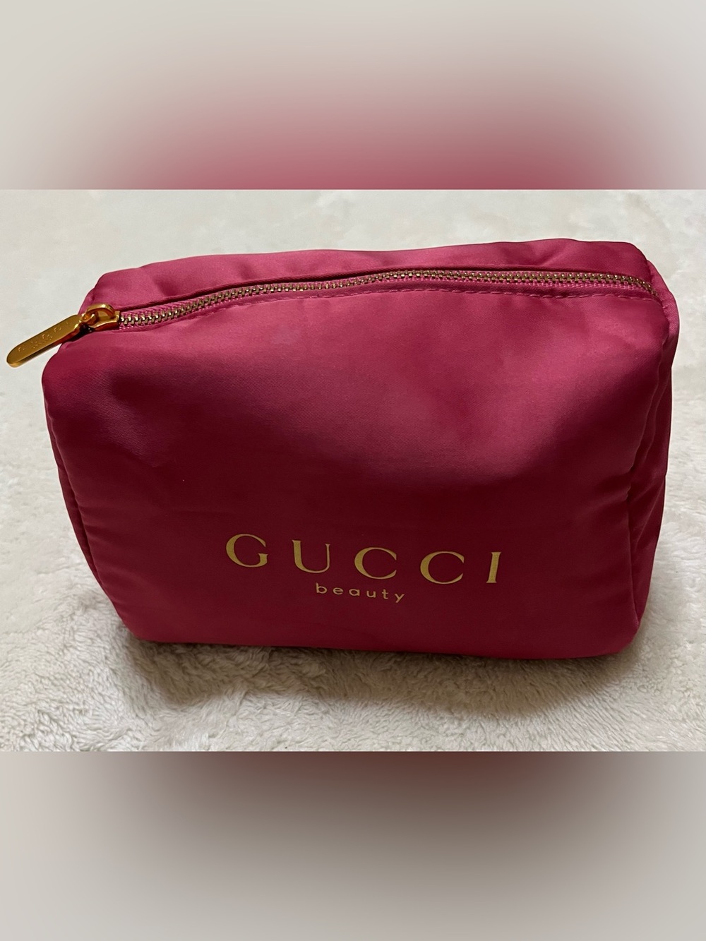 GUCCI Beauty Satin Burgundy Makeup Bag Zip Closure Cosmetic Travel Organizer